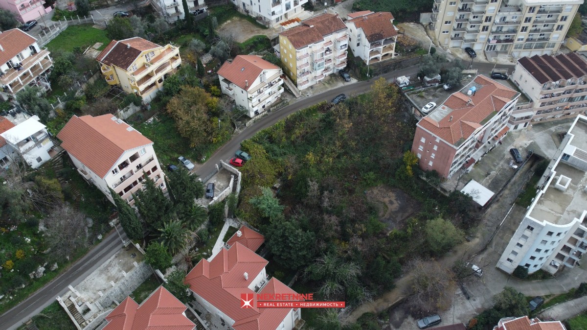 Urbanizovan plac sa mogućnošću gradnje 1.270 m² BRGP, Bečići, Budva